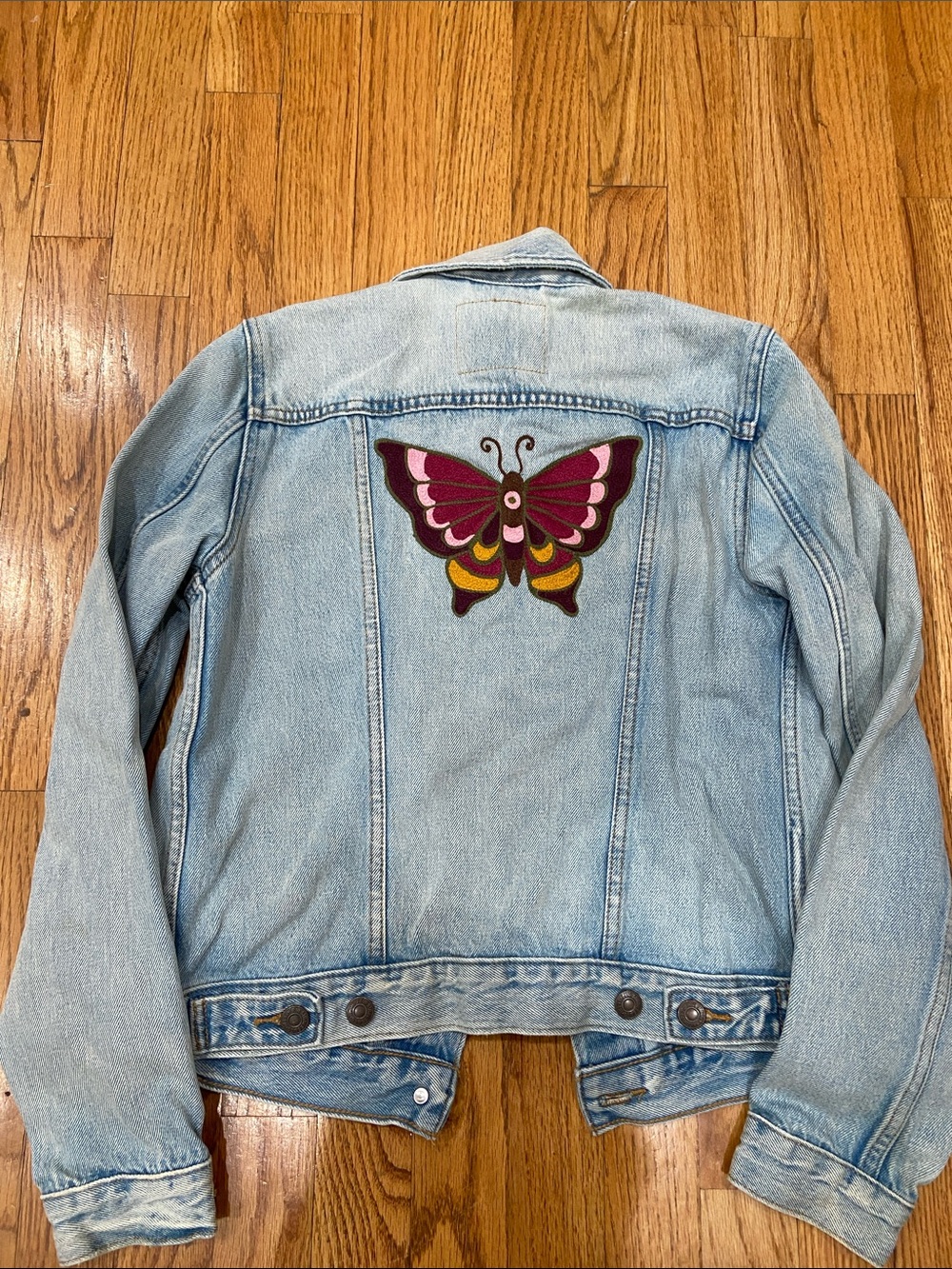 Levi's Light Blue Denim Jacket with Colorful Butterfly Patch - Picture 4 of 5